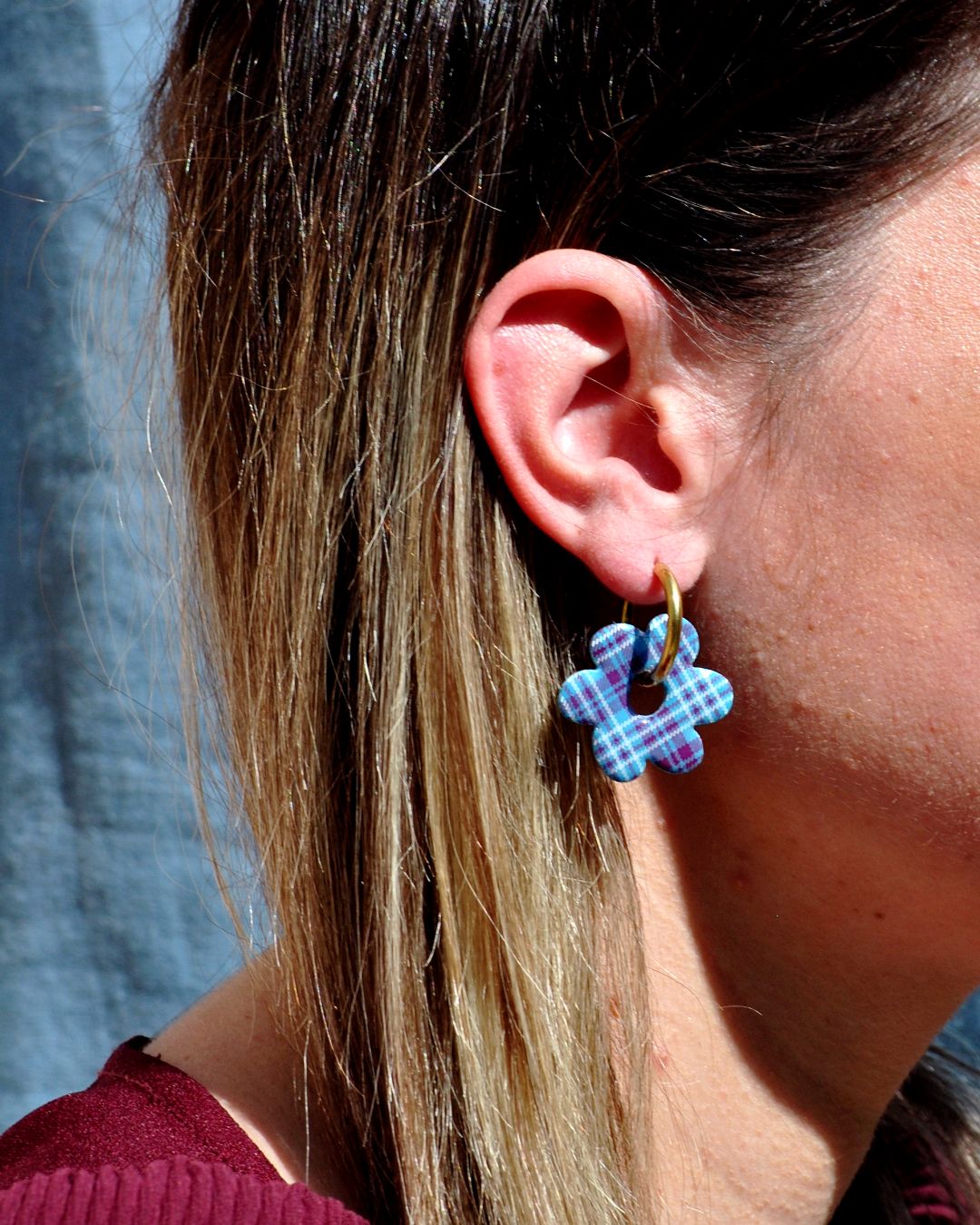 Boucle d'oreille portée avec créole dorée.
