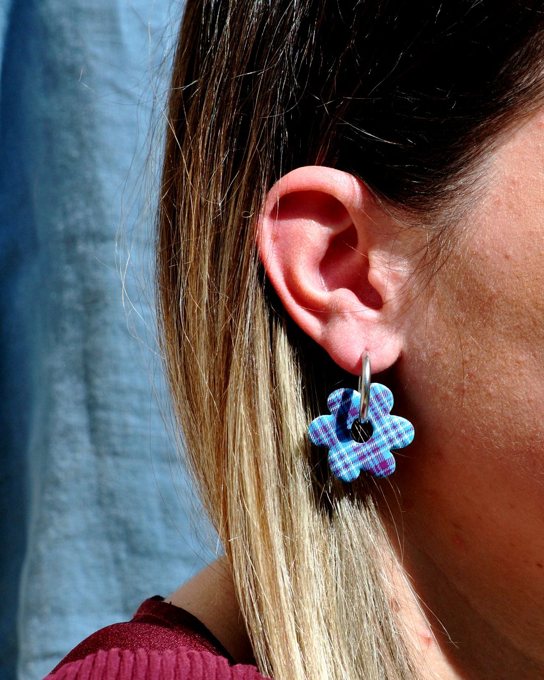 Boucle d'oreille portée avec créole argentée.