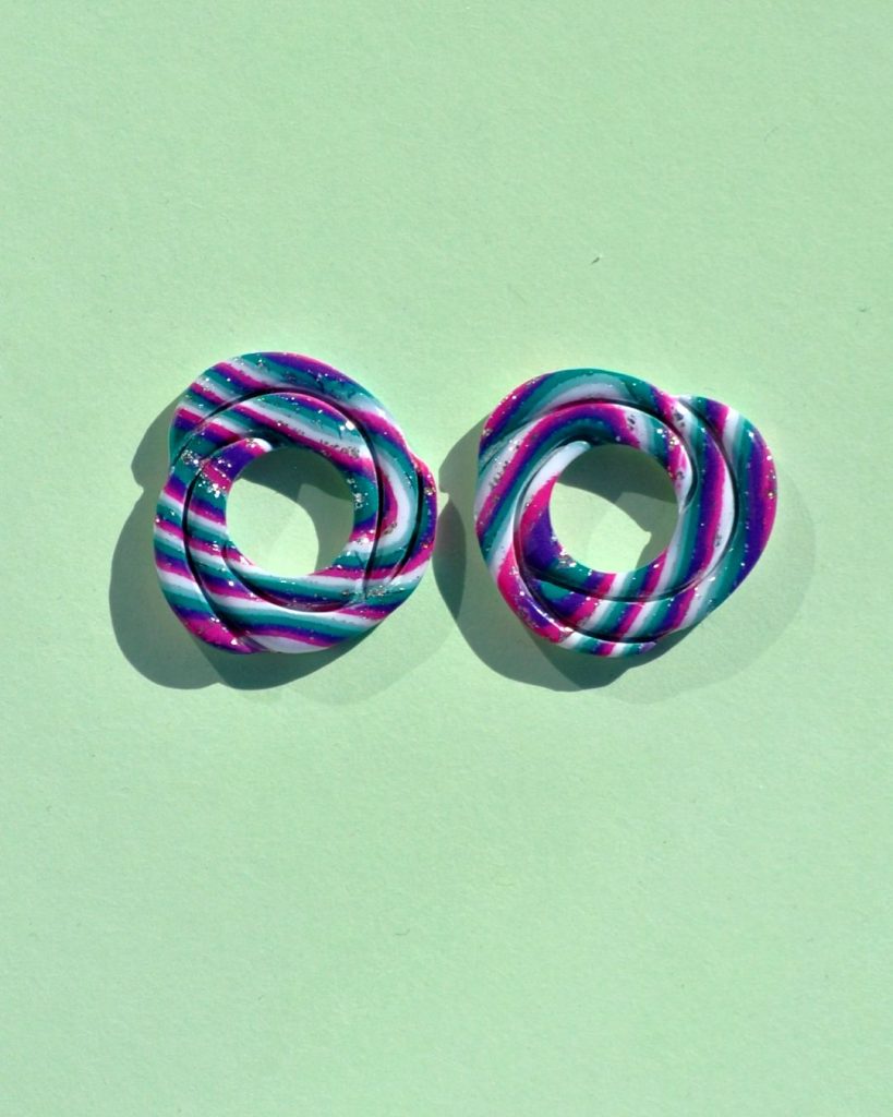 Pampilles interchangeables de "grande" taille en forme de cercle irrégulier composé de trois cercles entrelacés, motif "à la dérive des astres".