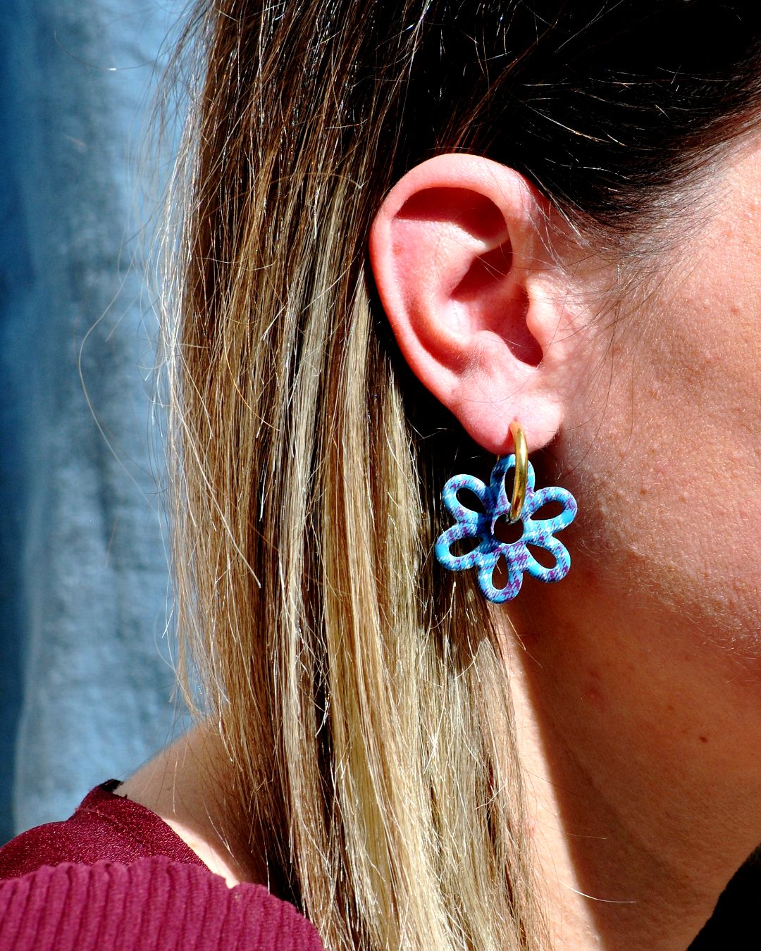 Boucle d'oreille portée avec créole dorée.