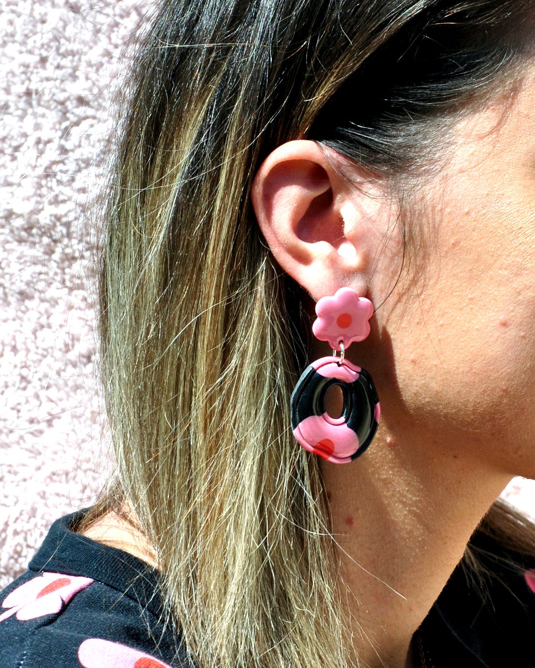 Boucle d'oreilles portée.