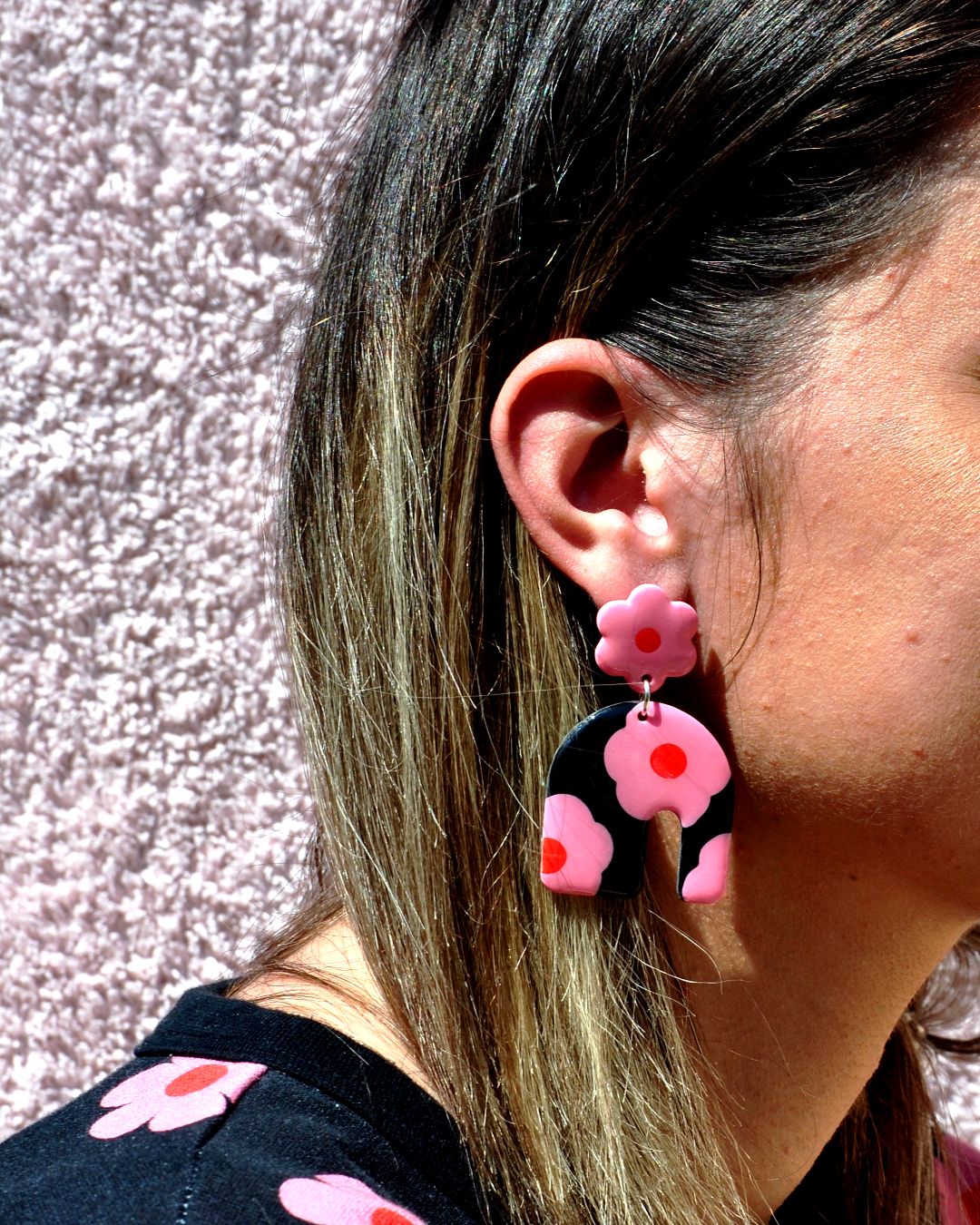 Boucle d'oreilles portée.
