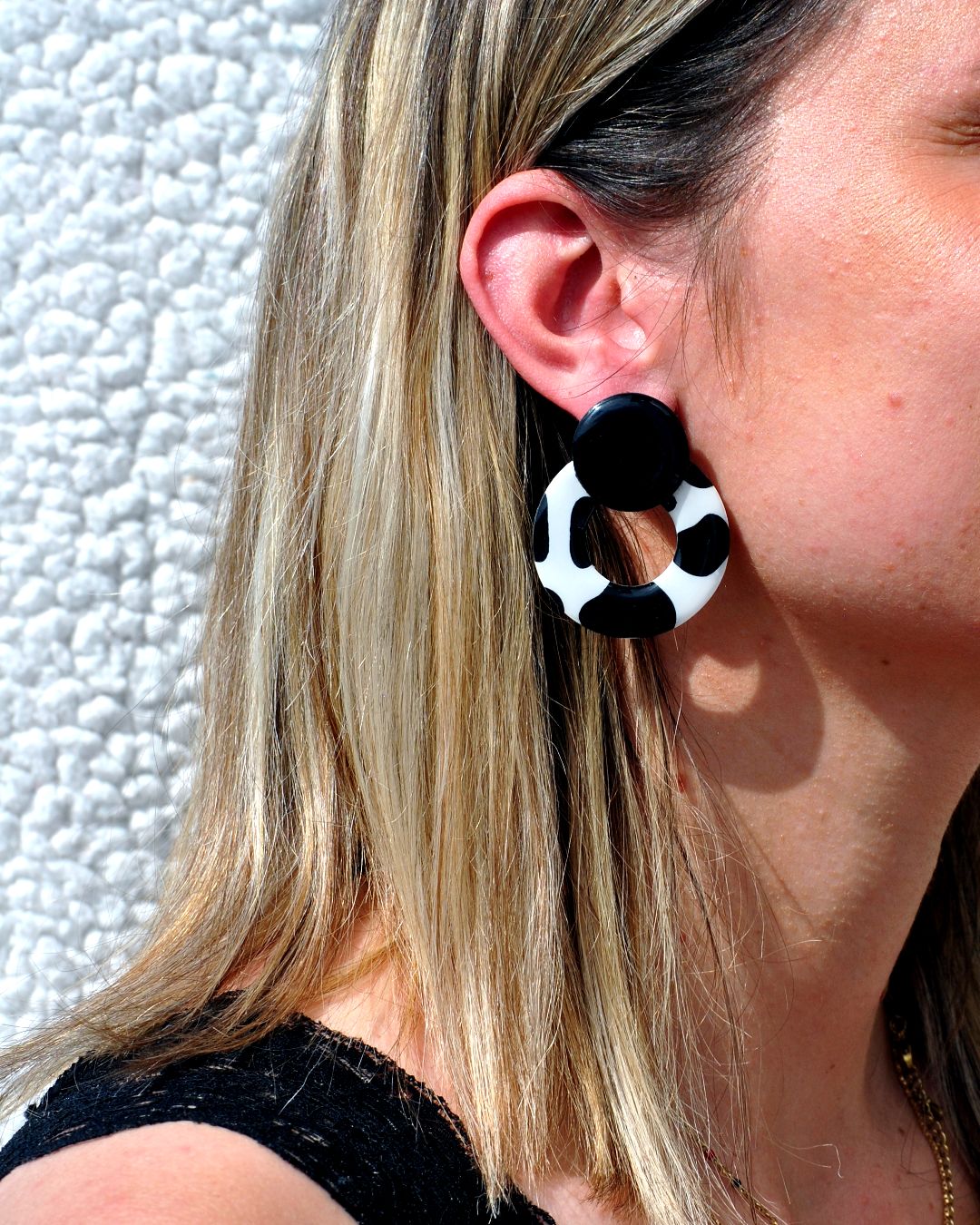Boucle d'oreilles portée.