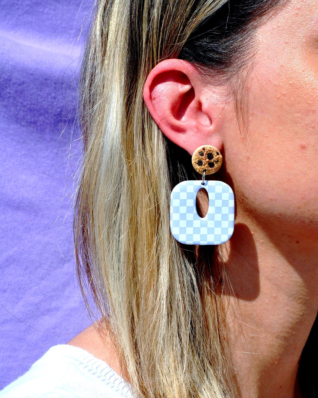 Boucle d'oreilles portée.
