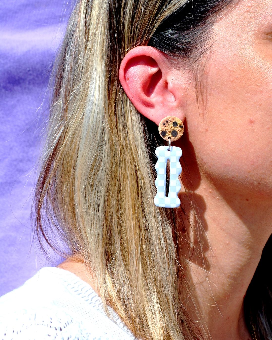 Boucle d'oreilles portée.
