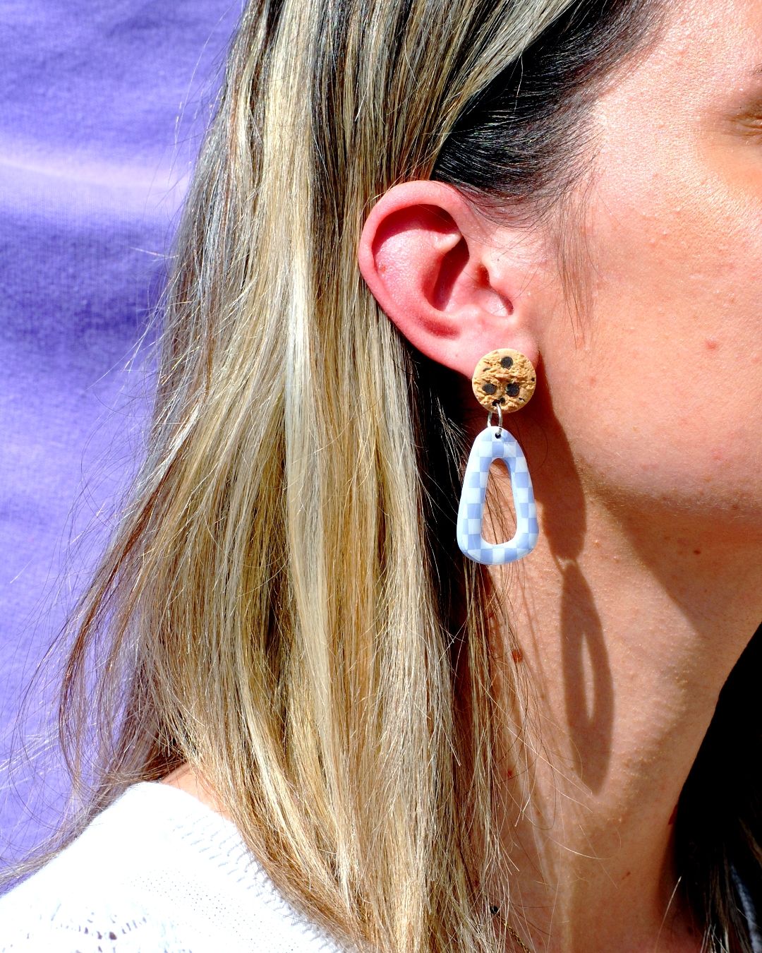 Boucle d'oreilles portée.