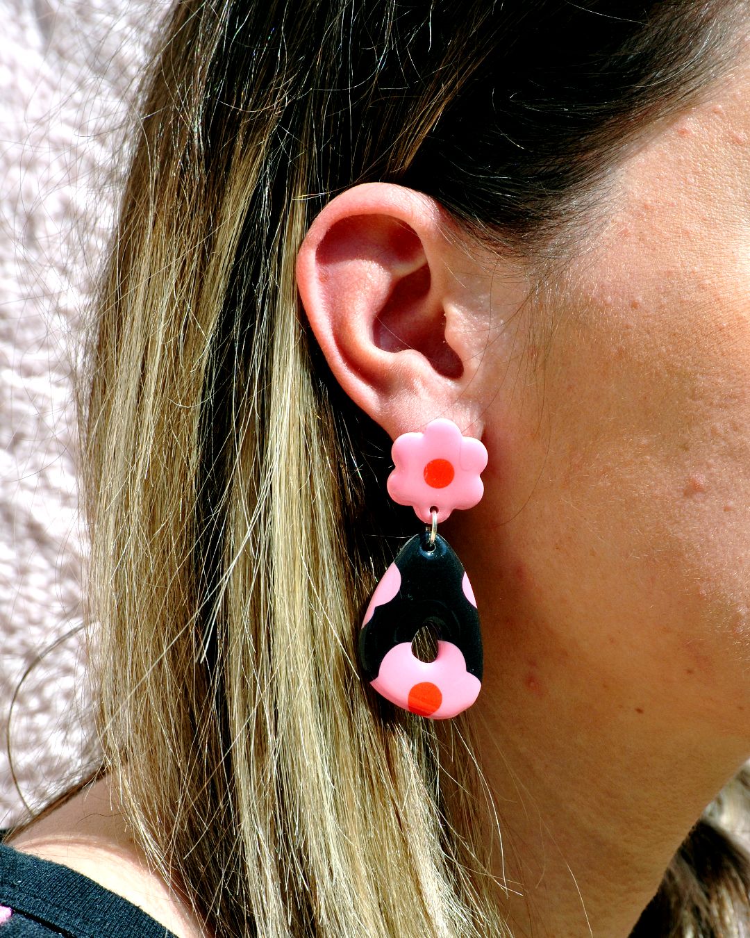 Boucle d'oreilles portée.