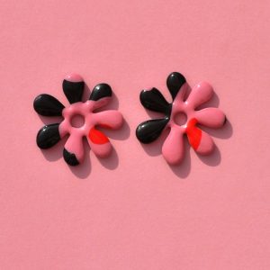 Pampilles interchangeables grande taille en forme de fleurs à sept pétales, motif motif à fleurs roses à six pétales à cœur rouge sur fond noir.