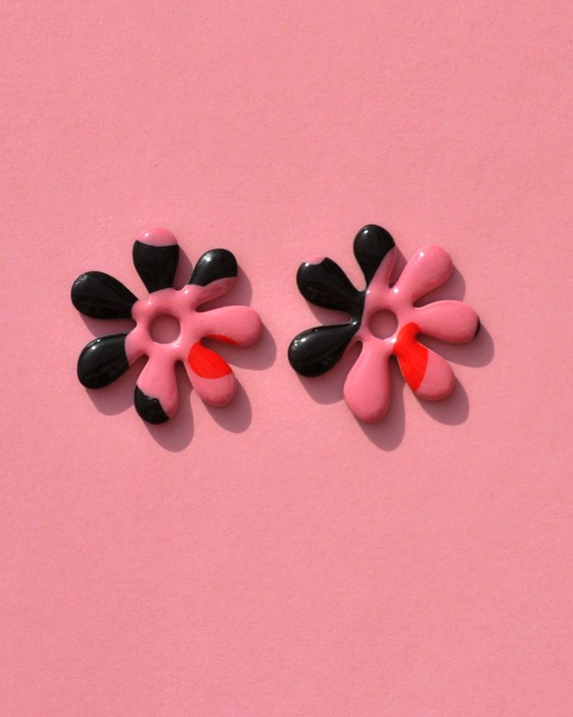 Pampilles interchangeables grande taille en forme de fleurs à sept pétales, motif motif à fleurs roses à six pétales à cœur rouge sur fond noir.
