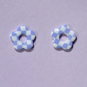 Pampilles interchangeables de taille moyenne en forme de fleurs à cinq pétales, motif damier violet sur fond blanc.