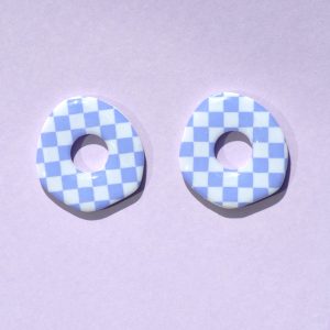 Pampilles interchangeables de "grande" taille en forme de cercle organique irrégulier motif damier violet pâle sur fond blanc.