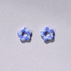 Mini pampilles interchangeables en forme de fleurs à cinq pétales, motif damier violet soutenu sur fond violet pâle.