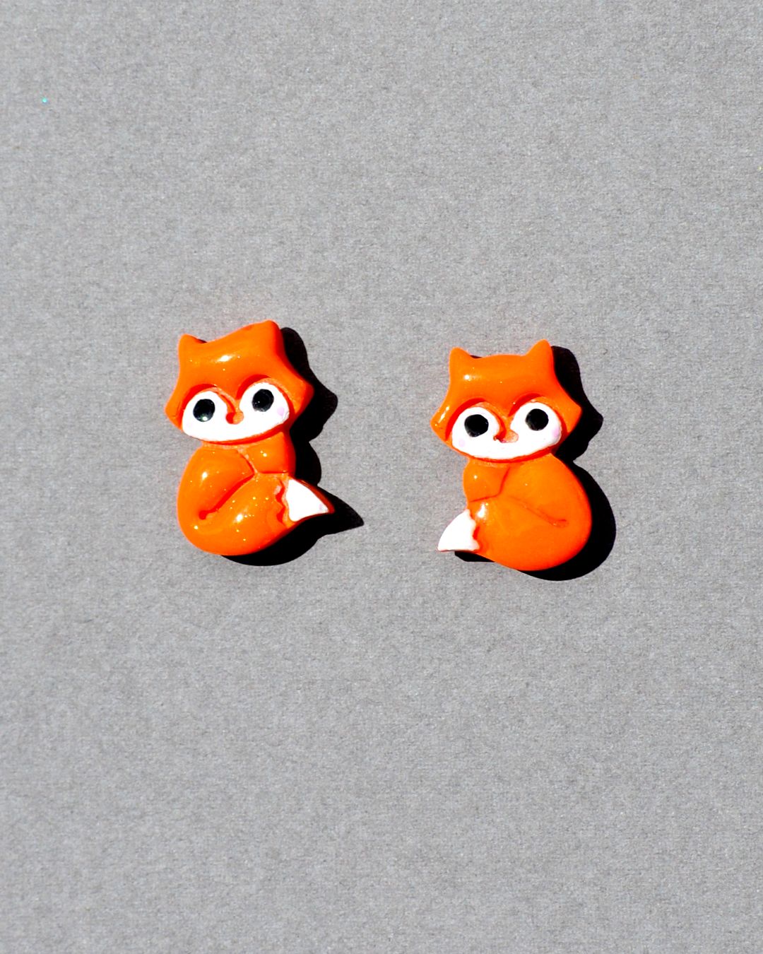 Petite puce renard orange et blanc.