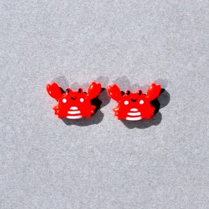 Petite puce crabe rouge et blanc.