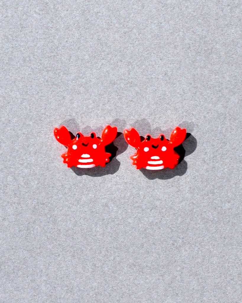 Petite puce crabe rouge et blanc.