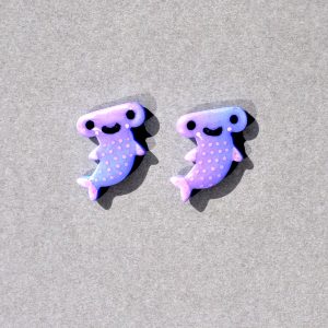 Petite puce requin marteau violette.