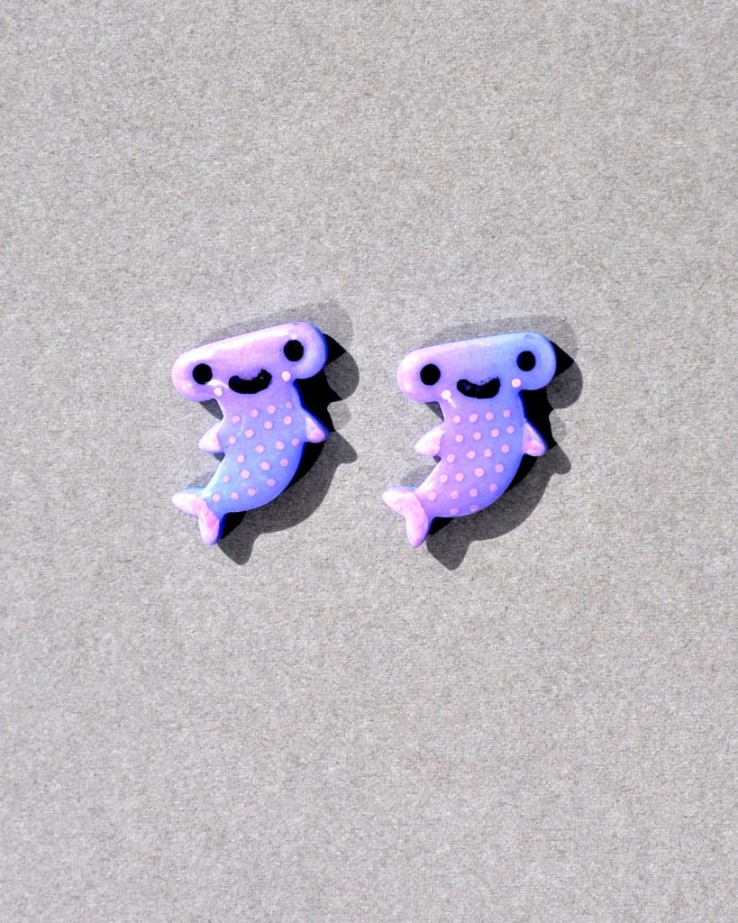 Petite puce requin marteau violette.