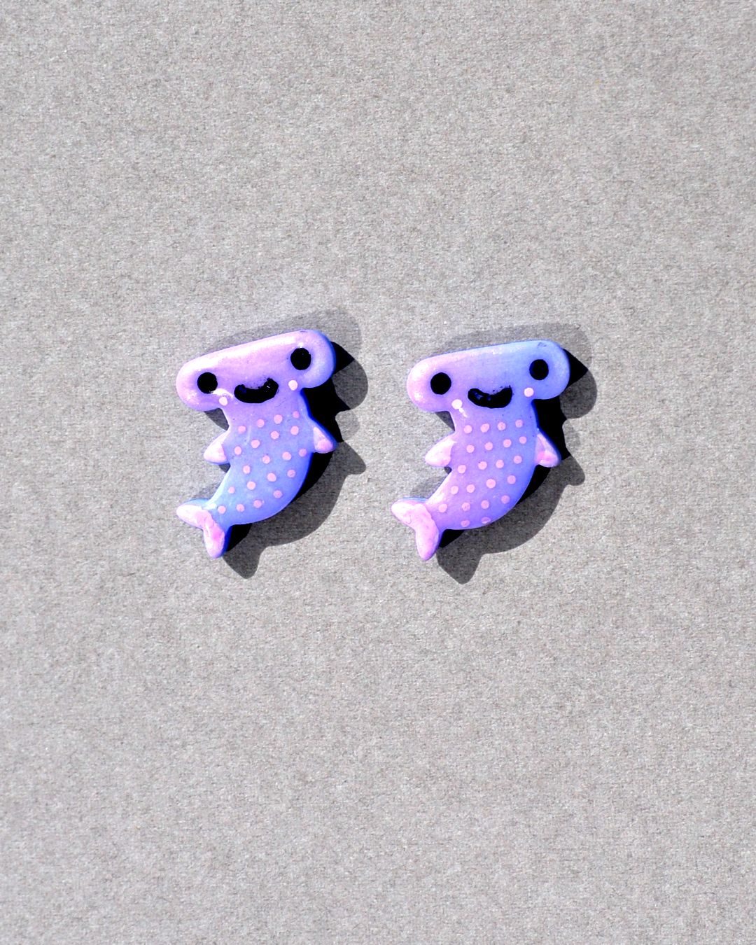 Petite puce requin marteau violette.