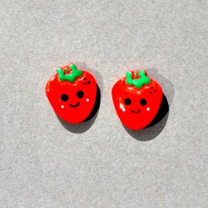 Petite puce fraise rouge.