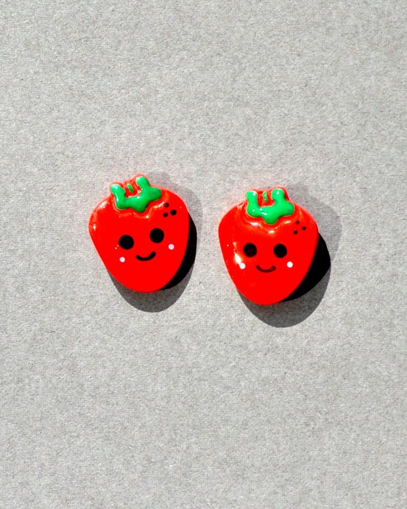 Petite puce fraise rouge.