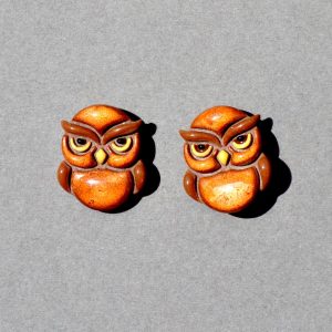 Petite puce hibou marron et cuivre.