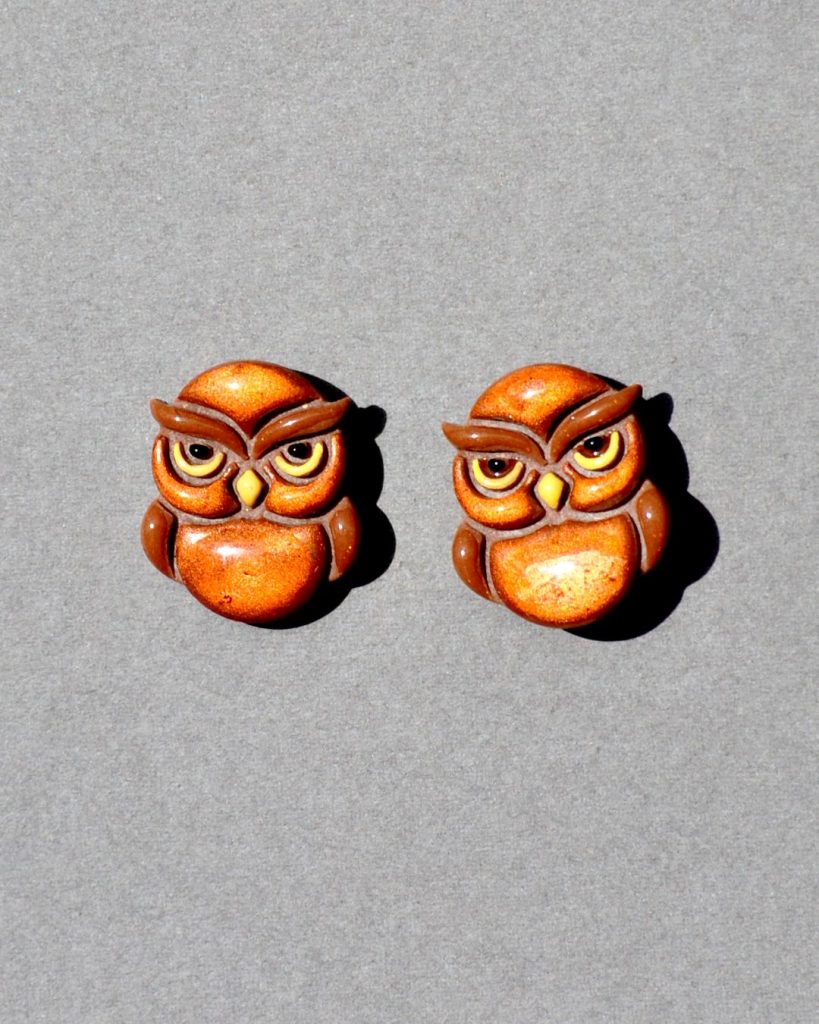 Petite puce hibou marron et cuivre.