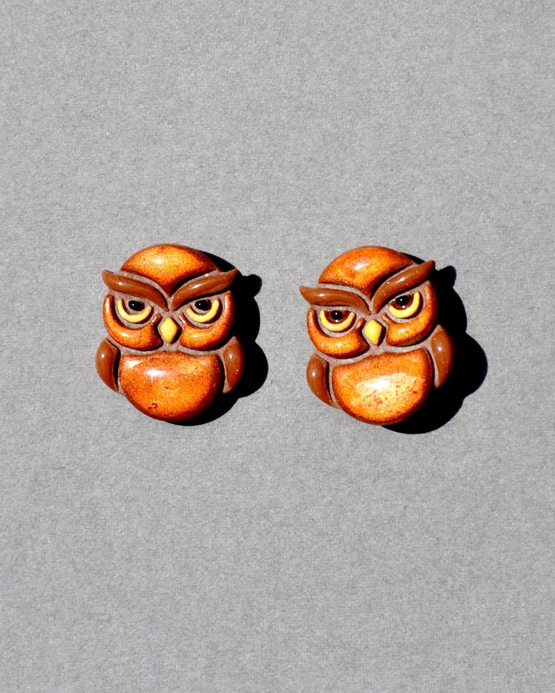 Petite puce hibou marron et cuivre.