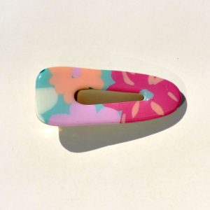 Barrette triangle classique aux bords arrondis, ajourée, à motif floral.