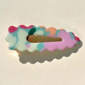 Barrette "triangulaire" festonnée ajourée au milieu, au motif floral printanier.