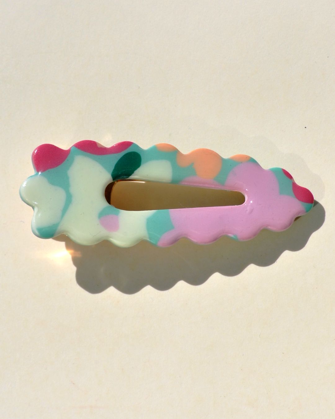 Barrette "triangulaire" festonnée ajourée au milieu, au motif floral printanier.