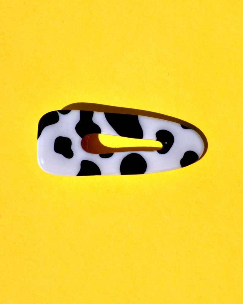 Barrette rectangle rétro aux bords arrondis, ajourée, au motif tâches de vache noires.