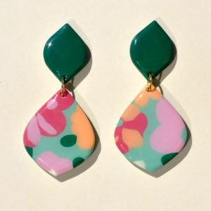 Paire de boucle d'oreilles "double goutte": une petite "goutte" vert unie foncée surmonte une plus grosse "goutte" motif floral printanier.