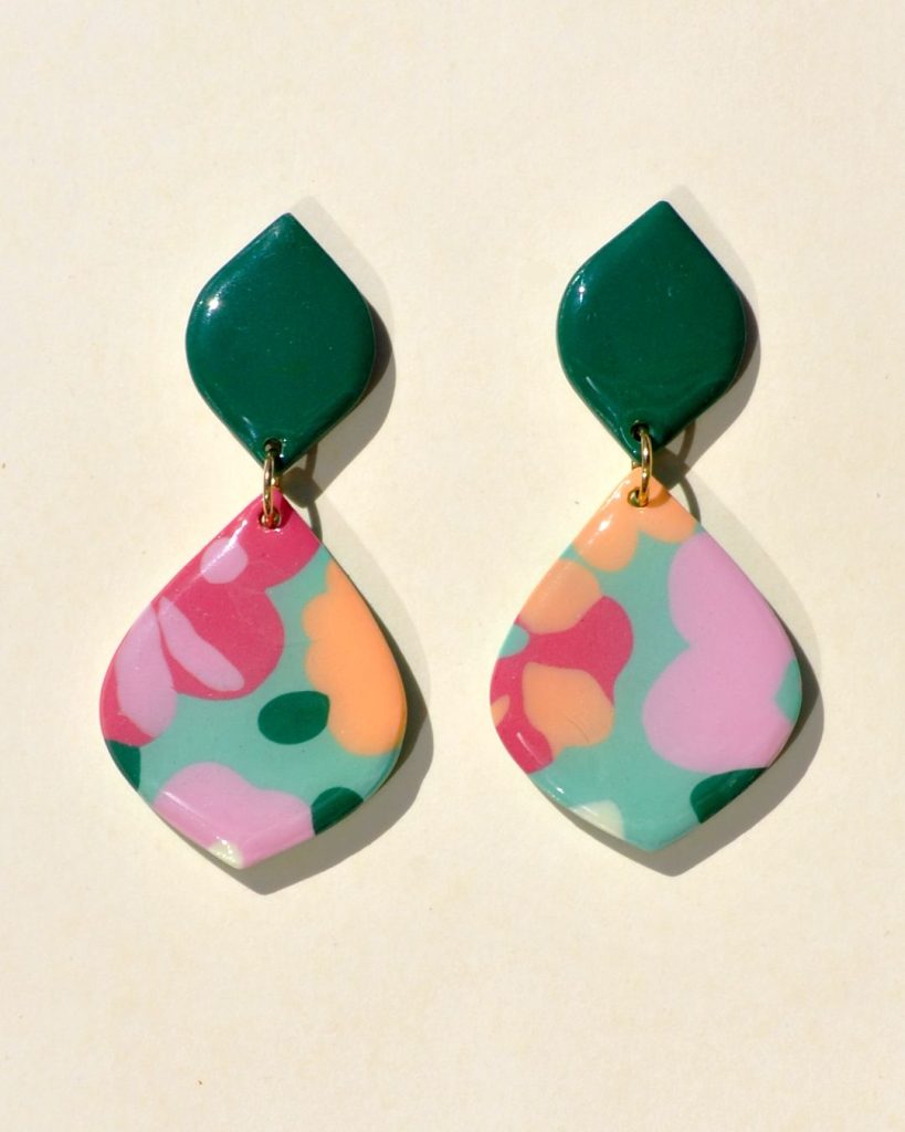 Paire de boucle d'oreilles "double goutte": une petite "goutte" vert unie foncée surmonte une plus grosse "goutte" motif floral printanier.