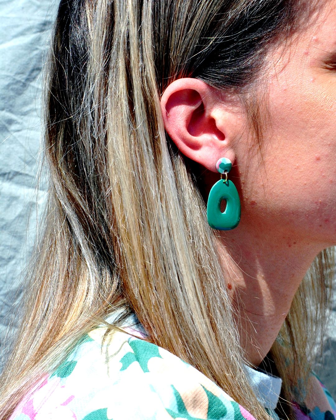 Boucle d'oreilles portée.