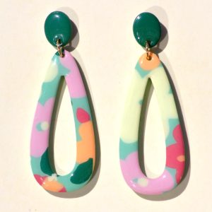 Paire de boucles d'oreilles en forme de "goutte" ajourée au motif floral printanier, surmontée d'une petite puce ovale unie verte foncée.
