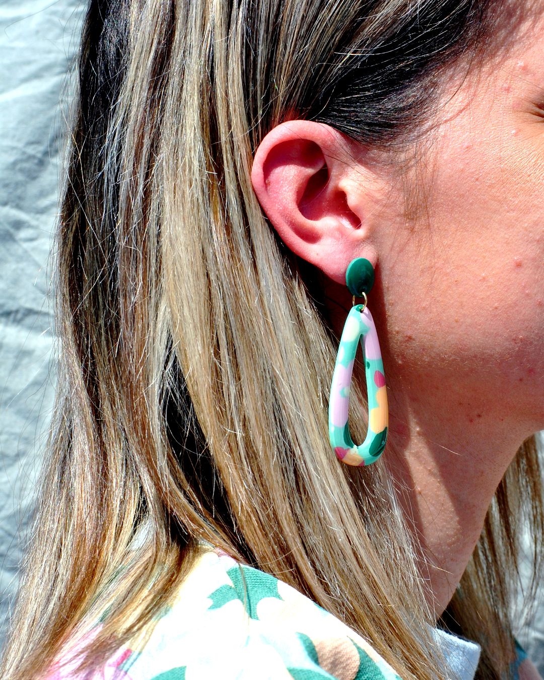 Boucle d'oreilles portée.