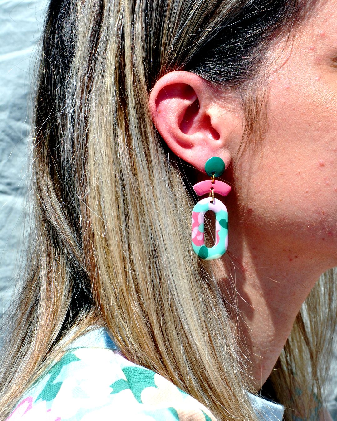 Boucle d'oreilles portée.