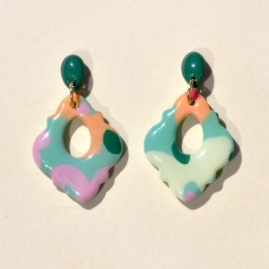Petite paire de boucles d'oreilles en forme de "carrelage azulejo festonné", ajouré au centre d'une mini goutte, au motif floral printanier. La boucle est surmontée d'une mini puce en forme de mini goutte.
