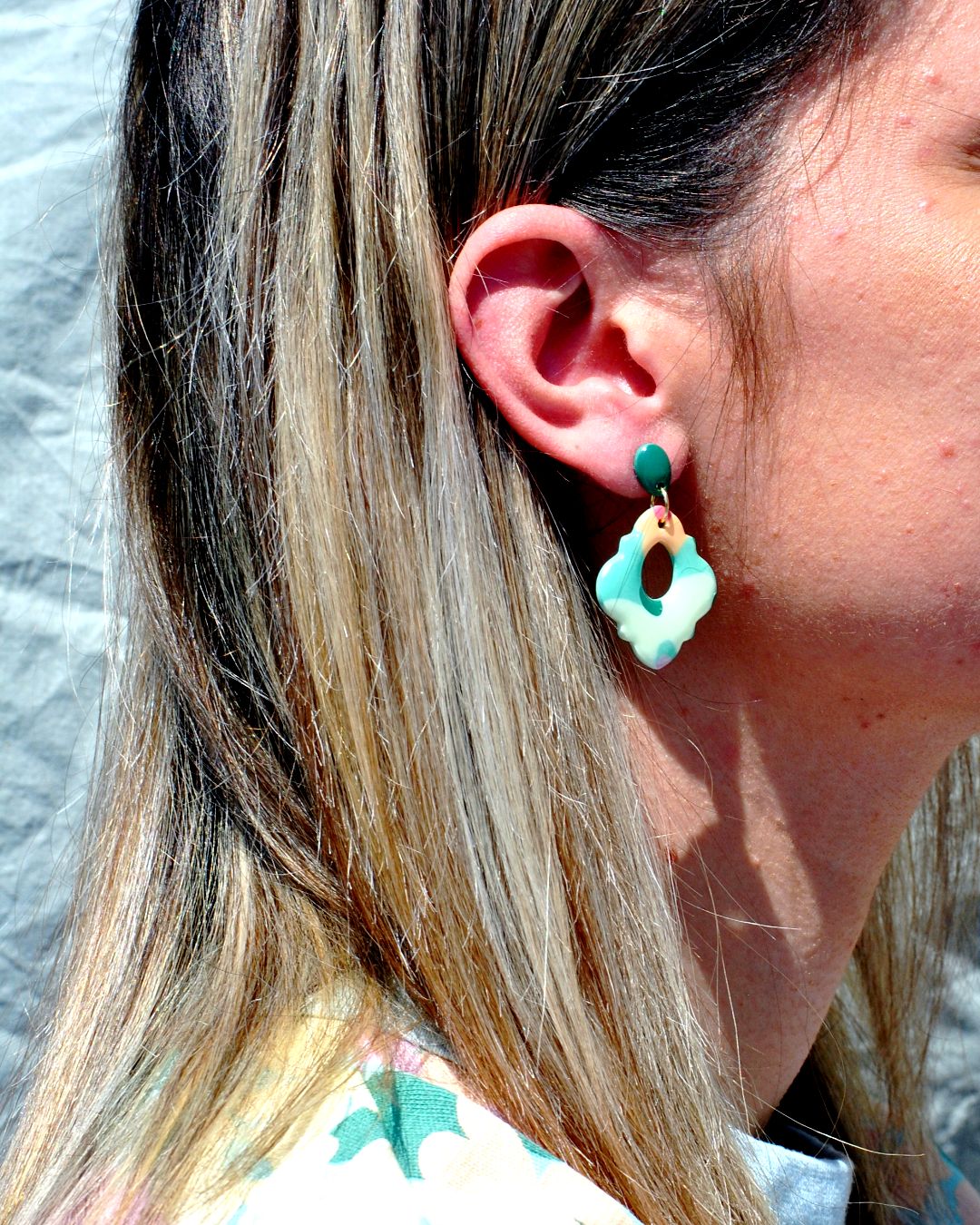 Boucle d'oreilles portée.