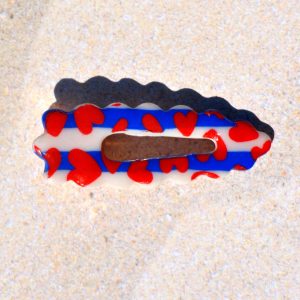 Barrette "triangulaire" festonnée ajourée au milieu, au motif marinière cœurs rouges.