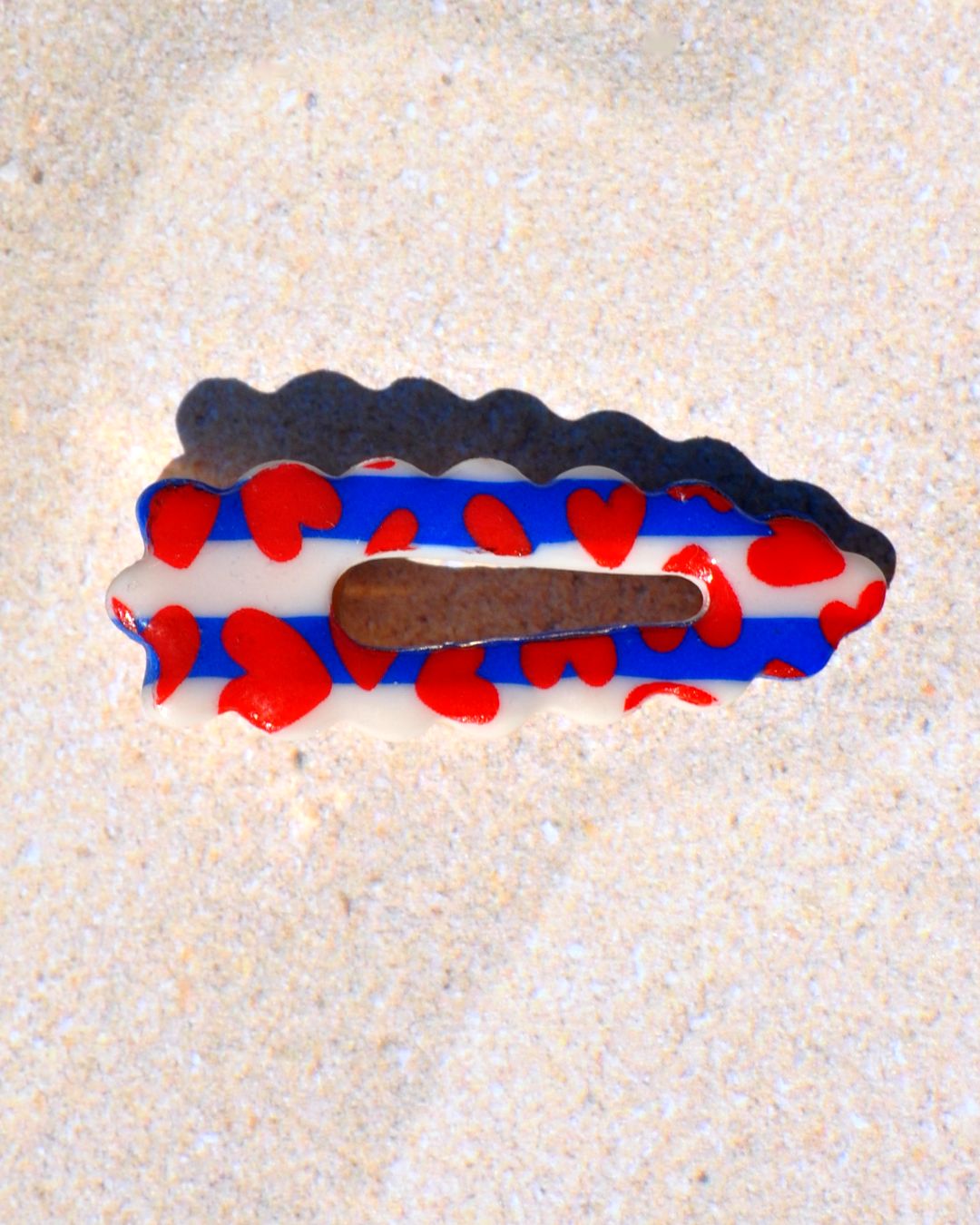 Barrette "triangulaire" festonnée ajourée au milieu, au motif marinière cœurs rouges.