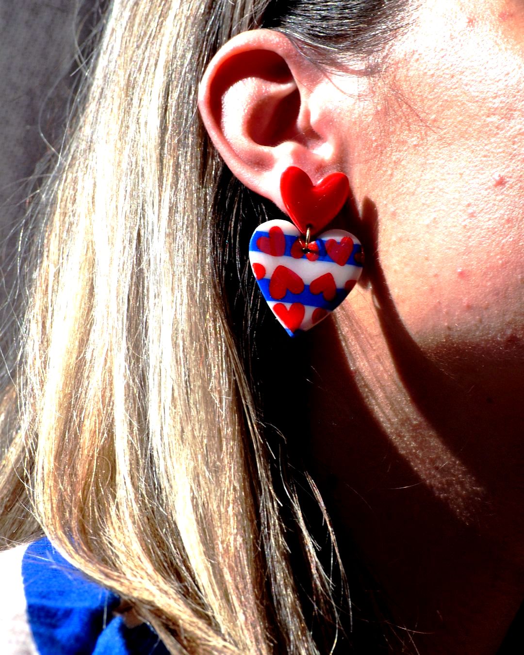 Boucle d'oreilles portée.