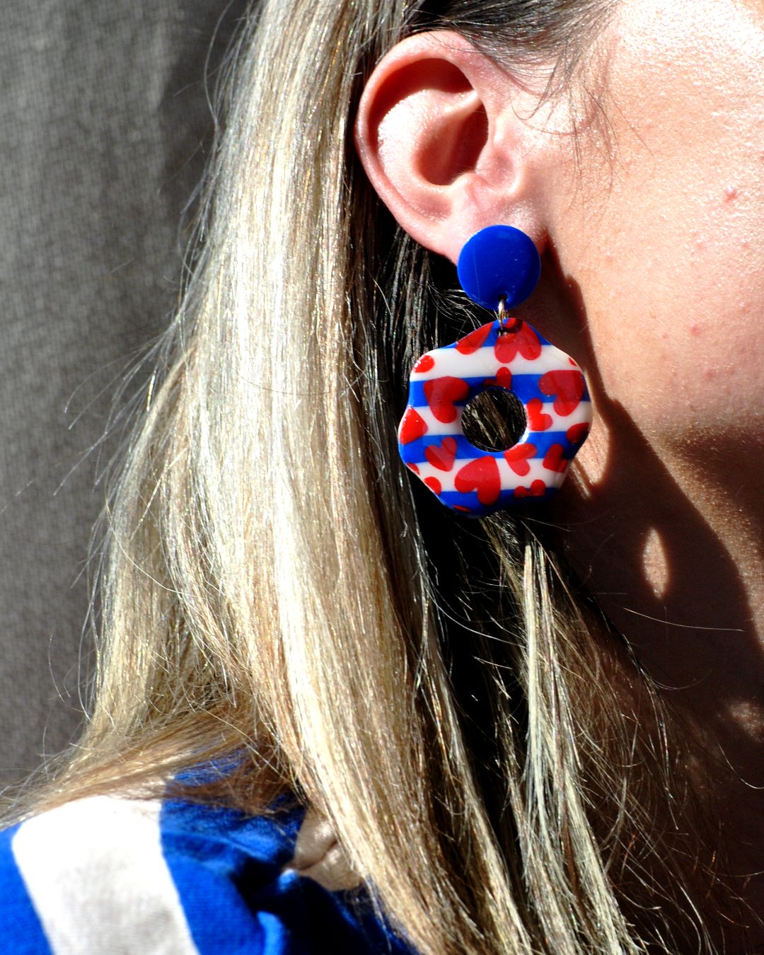 Boucle d'oreilles portée.