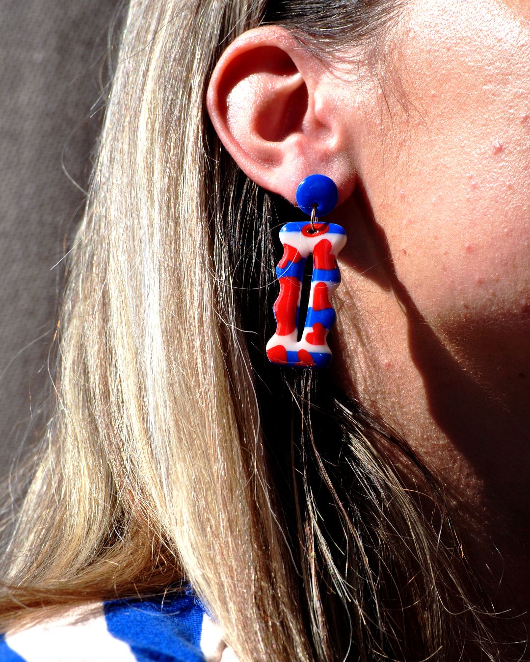 Boucle d'oreilles portée.