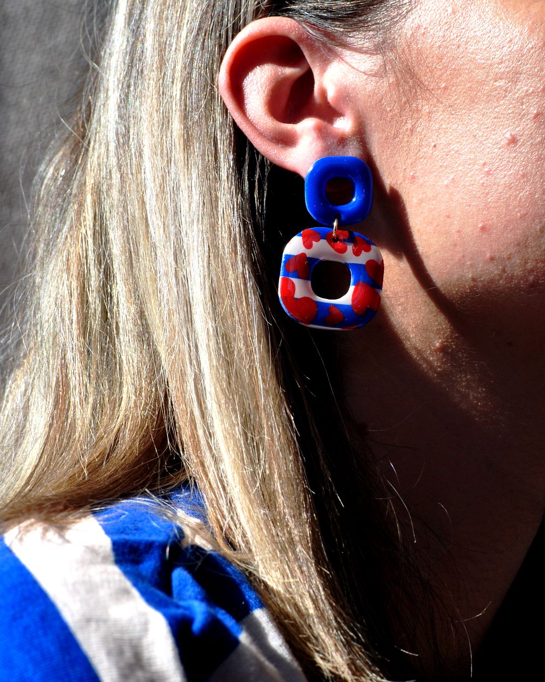 Boucle d'oreilles portée.