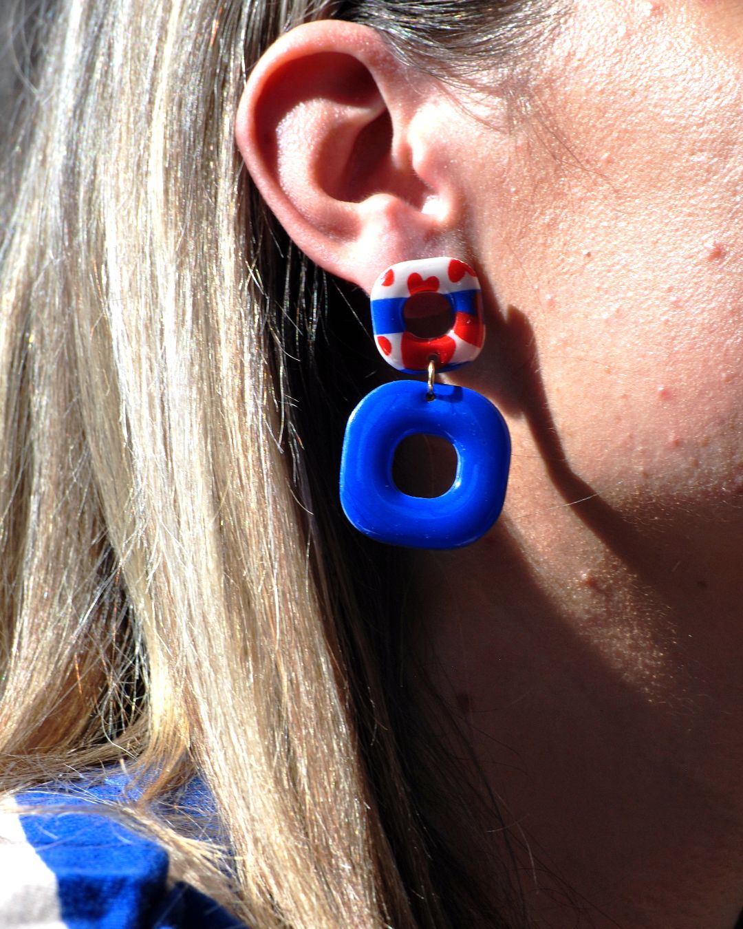 Boucle d'oreilles portée.