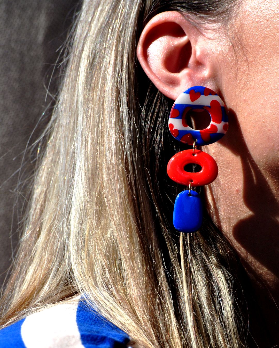 Boucle d'oreilles portée.