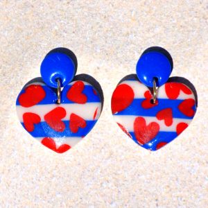 Paire de boucles d'oreilles en deux parties: un cœur dodu marinière cœurs rouges est surmontée d'une petite puce ronde unie bleue éclatante.