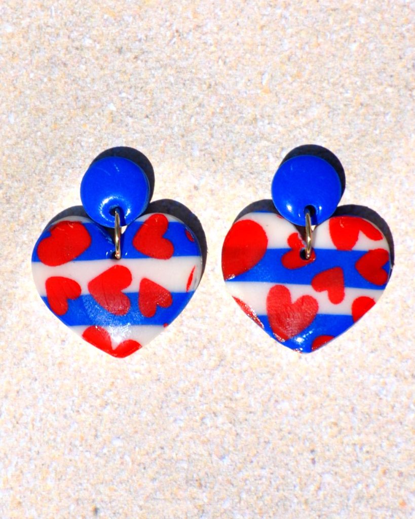 Paire de boucles d'oreilles en deux parties: un cœur dodu marinière cœurs rouges est surmontée d'une petite puce ronde unie bleue éclatante.