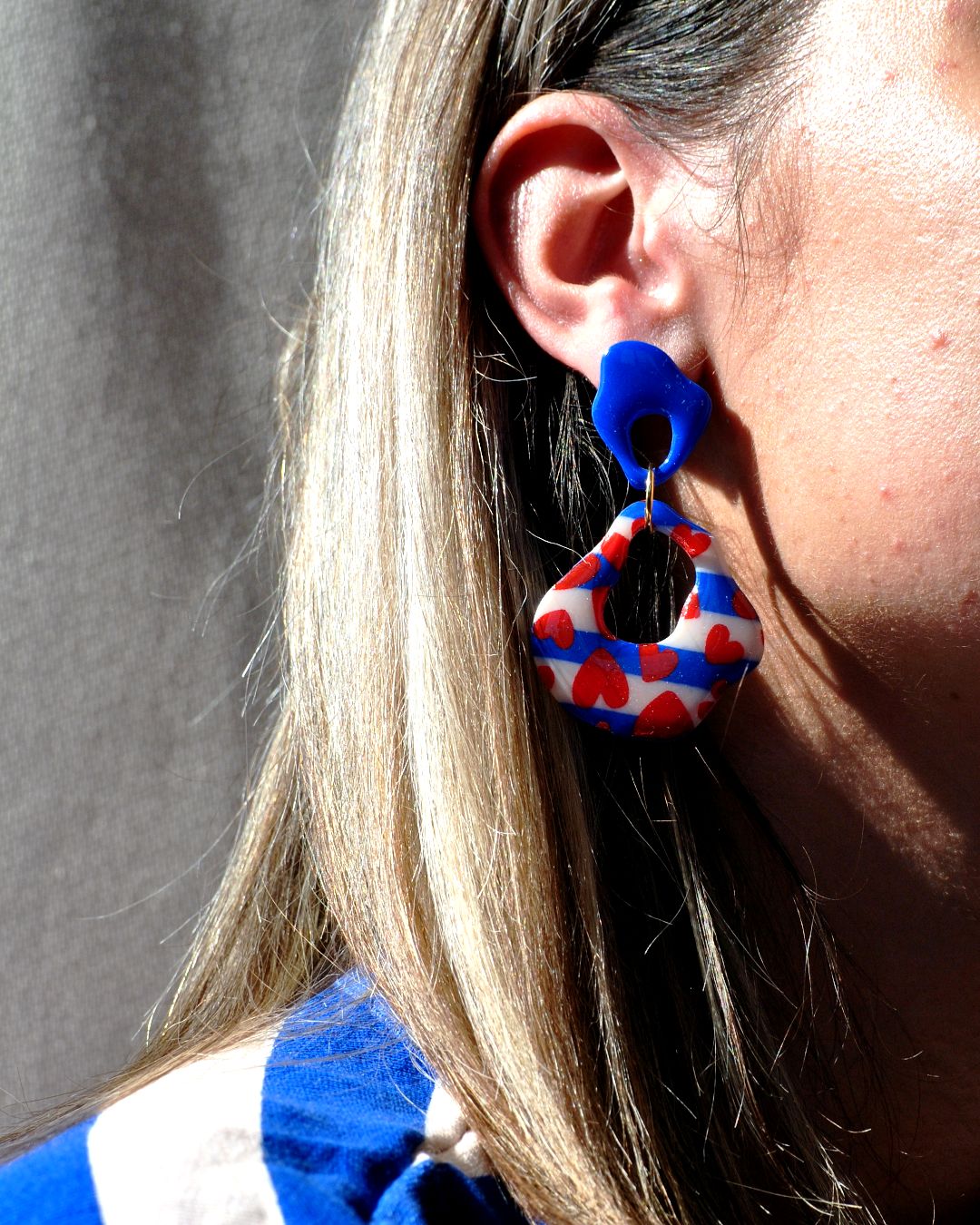 Boucle d'oreilles portée.